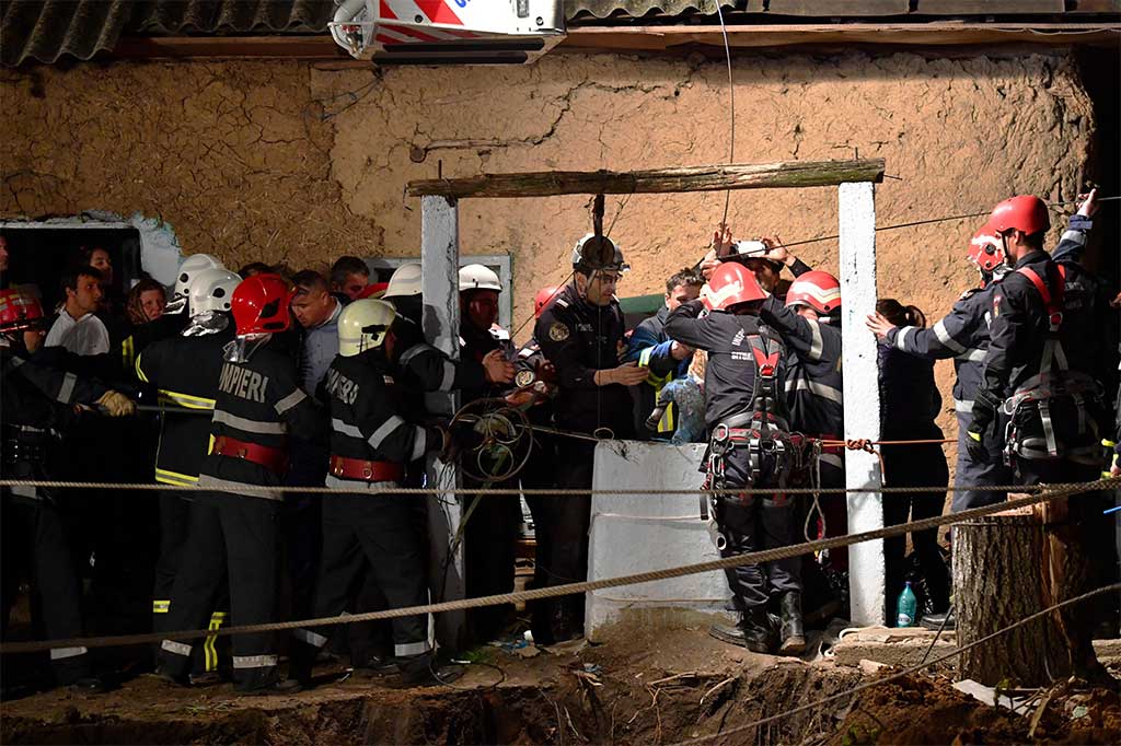 Puluhan petugas penyelamat membutuhkan waktu selama 10 jam untuk mengevakuasi balita tersebut. 