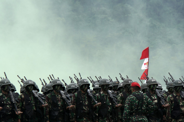 Sejumlah prajurit TNI mengikuti upacara penutupan pembentukan batalyon Raider Yonif 408/SBH di Pusdiklatpasus Cilacap, Jateng.