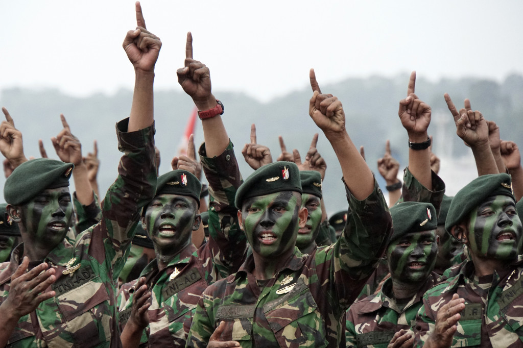 Sejumlah prajurit TNI meneriakan yel-yel, usai upacara penutupan pembentukan batalyon Raider Yonif 408/SBH di Pusdiklatpasus CIlacap, Jateng.