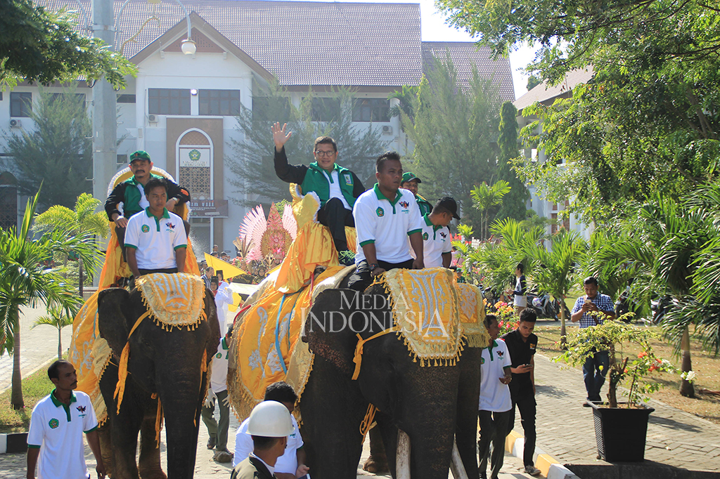 Menteri Agama Lukman Hakim Saifuddin menunggangi gajah saat acara pembukaan Pekan Ilmiah Olahraga Seni dan Riset (Pionir) VIII di kampus UIN Ar-Raniry, Banda Aceh, Rabu (26/4/2017).