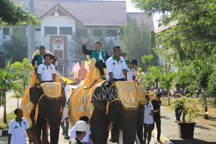 Menteri Agama Lukman Hakim Saifuddin menunggangi gajah saat acara pembukaan Pekan Ilmiah Olahraga Seni dan Riset (Pionir) VIII di kampus UIN Ar-Raniry, Banda Aceh, Rabu (26/4/2017).