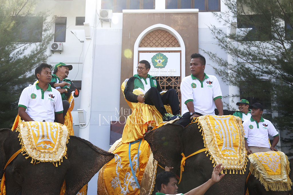 Dalam iringan dari Biro Rektorat UIN Ar-Raniry menuju lokasi acara, Menag juga didampingi Sekda Aceh Dermawan dan Rektor UIN Ar-Raniry, Prof Farid Wajdy Ibrahim yang ikut menunggangi gajah.
