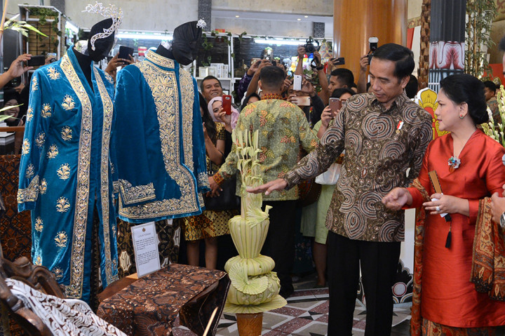 Presiden Joko Widodo (kiri) didampingi Ibu Negara Iriana Joko Widodo saat melihat pameran Inacraft 2017 di JCC, Jakarta.