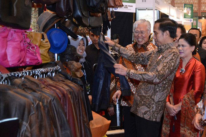 Presiden Joko Widodo (kedua kanan) didampingi Ibu Negara Iriana Joko Widodo (kanan) dan Menteri Perdagangan Enggartiasto Lukita melihat produk jaket kulit di pameran Inacraft 2017.