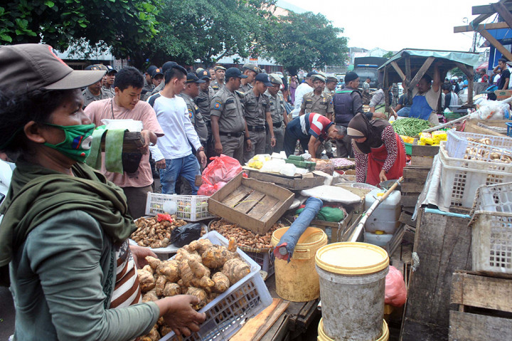 Sejumlah pedagang mengemas dagangan mereka saat penertiban PKL.