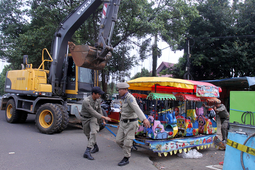 Selain itu, Satpol PP juga ikut membongkar bangunan ilegal di Jalan Raya Tegar Beriman, Cibinong, Bogor. Pembongkaran kios dan bangunan ilegal di tanah milik Pemda Cibinong tersebut terkait rencana penggunaan lahan sebagai Kantor Kelurahan Pakansari.