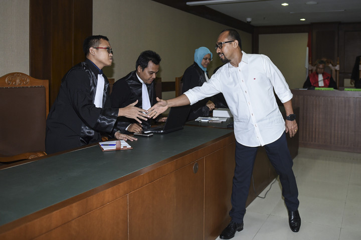 Mantan anggota DPR Andi Taufan Tiro divonis 9 tahun penjara terkait kasus suap proyek pembangunan jalan di Provinsi Maluku dan Maluku Utara.