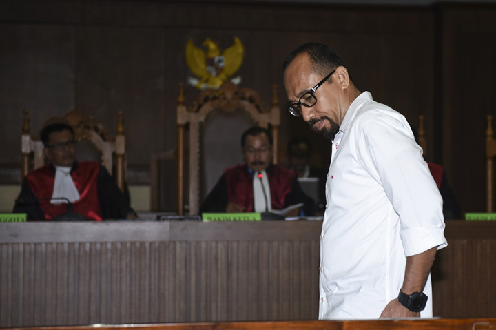 Hukuman yang diterima Andi lebih ringan dari tuntutan jaksa yakni 13 tahun penjara dan denda Rp1 miliar subsider enam bulan kurungan.