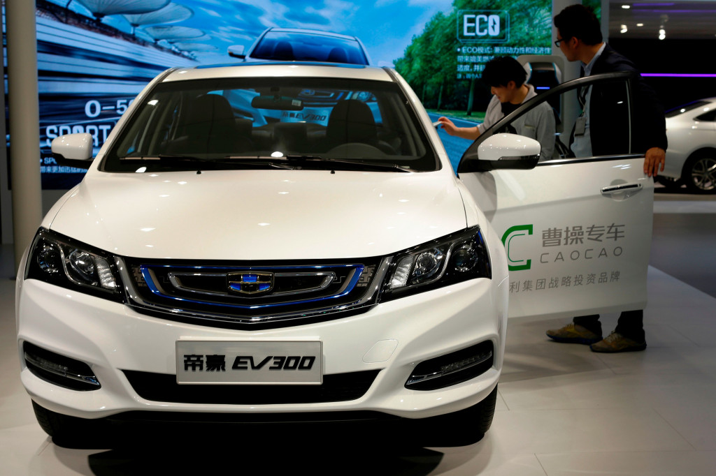 Tiongkok kini tercatat sebagai negara dengan populasi mobil listrik terbesar di dunia. Pada saat yang sama Tiongkok juga negara produsen mobil listrik terbesar di dunia.