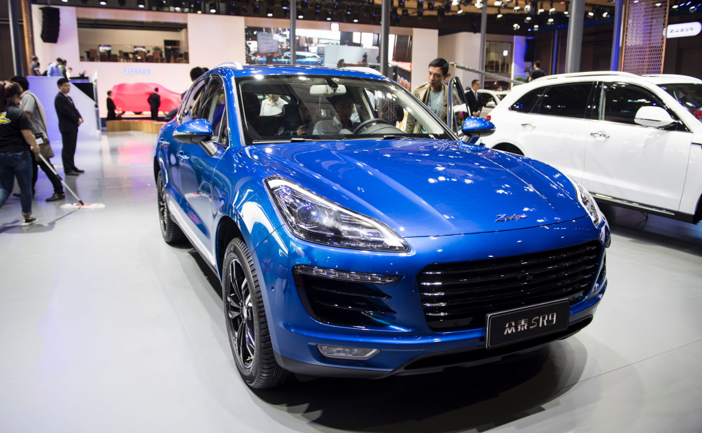 Zotye SR9 adalah SUV Porsche Macan yang 'made in China'. Teknologi dan fiturnya keduanya bagai bumi dengan langit, sebagai mana tercermin dari harga SR9 yang puluhan kali lebih murah dibanding Macan.