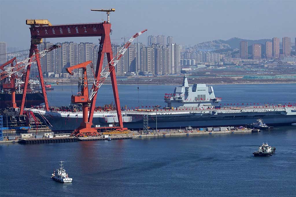 Tiongkok meluncurkan kapal induk buatan dalam negeri dari galangan kapal Dalian, di Dalian, Provinsi Liaoning. Kapal tersebut merupakan kapal pertama buatan dalam negeri, dan yang kedua setelah Liaoning, yang dibeli dari Ukraina.