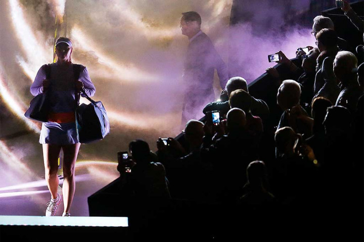 Petenis Rusia Maria Sharapova mendapat sambutan hangat dari ribuan penonton saat memasuki lapangan sebelum melawan Roberta Vinci di putaran pertama Stuttgart Open, Rabu (26/4/2017) waktu setempat. AP/Michael Probst