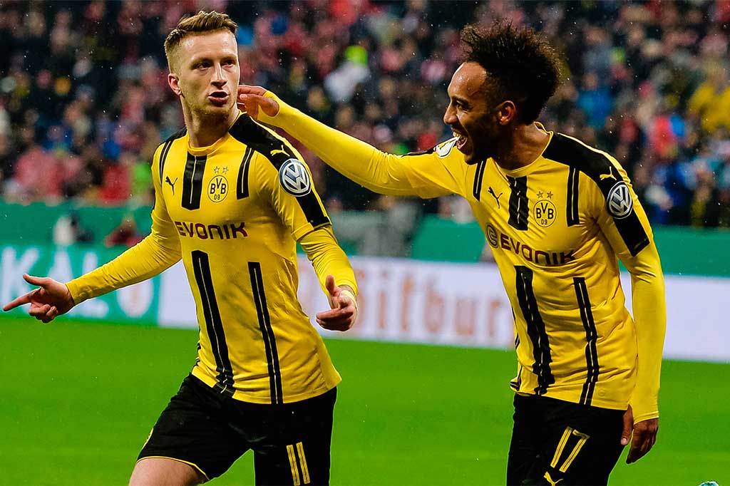 Marco Reus membawa Borussia Dortmund unggul terlebih dahulu pada menit ke-19 memanfaatkan bola rebound di depan gawang Bayern Muenchen.