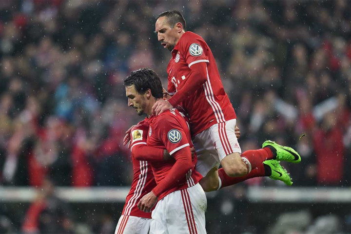 Bayern balik memimpin empat menit jelang babak pertama usai lewat Mats Hummels.