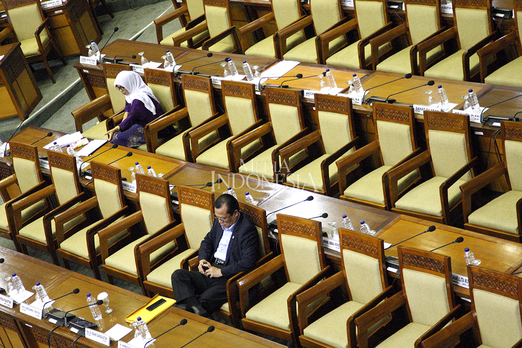 Sebanyak 302 anggota dari total 559 anggota dewan hadir dalam sidang paripurna DPR, Kamis (27/4/2017).