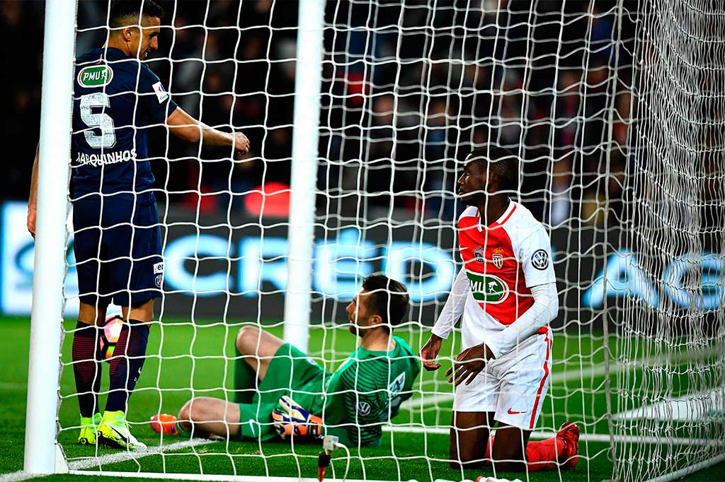 Monaco semakin terpuruk akibat gol bunuh diri Safwan Mbae yang salah mengantisipasi umpan silang Di Maria pada menit ke-50.