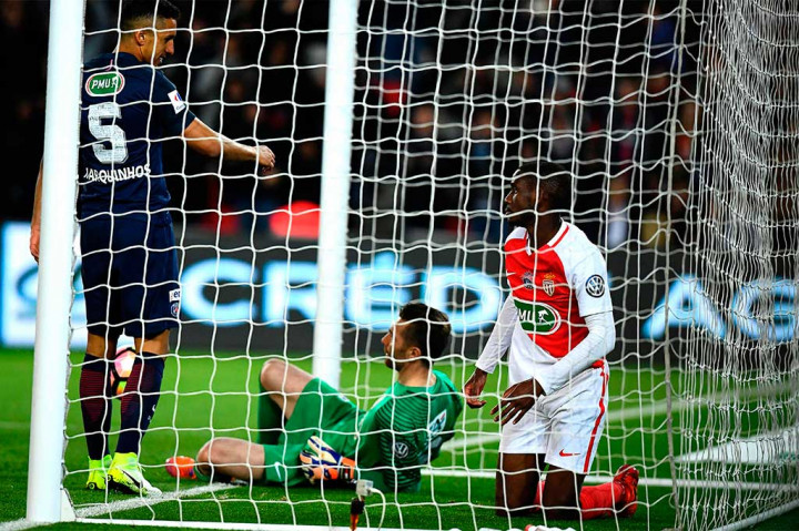 Monaco semakin terpuruk akibat gol bunuh diri Safwan Mbae yang salah mengantisipasi umpan silang Di Maria pada menit ke-50.