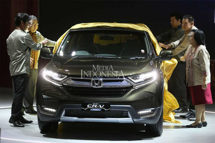 Selubung yang menutupi All New Honda CR-V Turbo dibuka saat peluncuran kendaraan tersebut di Indonesia International Motor Show (IIMS) 2017, JIEXPO Kemayoran, Jakarta, Kamis (27/4/2017).