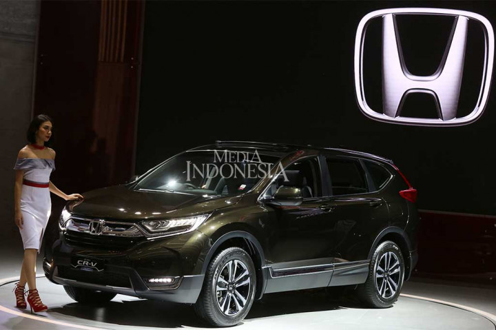 Model berada di depan All New Honda CR-V Turbo saat peluncuran di IIMS 2017, JIEXPO Kemayoran, Jakarta.