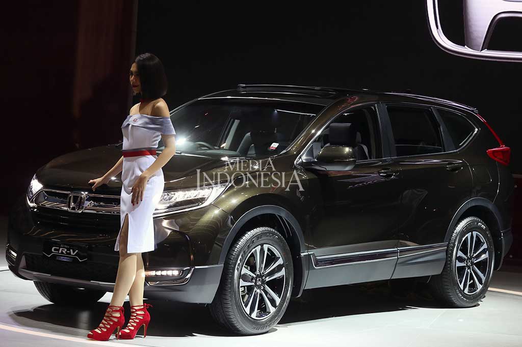 Generasi kelima Honda CR-V tersebut menampilkan desain baru yang didukung mesin 1.5 liter VTEC Turbo serta varian baru yang menawarkan kapasitas 7 penumpang.