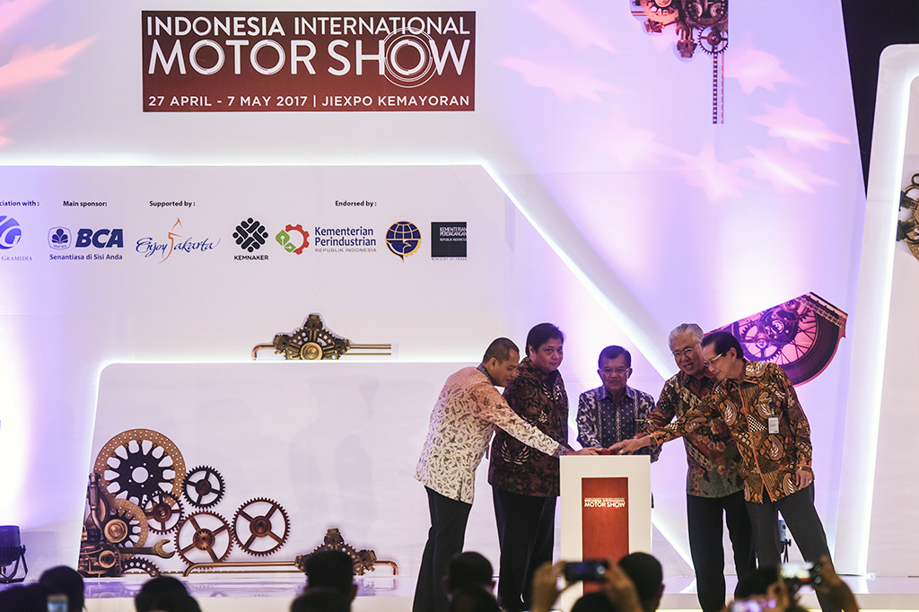Wakil Presiden Jusuf Kalla (tengah) secara simbolis membuka Indonesia International Motor Show (IIMS) 2017 di JiExpo Kemayoran, Jakarta, Kamis (27/4/2017).