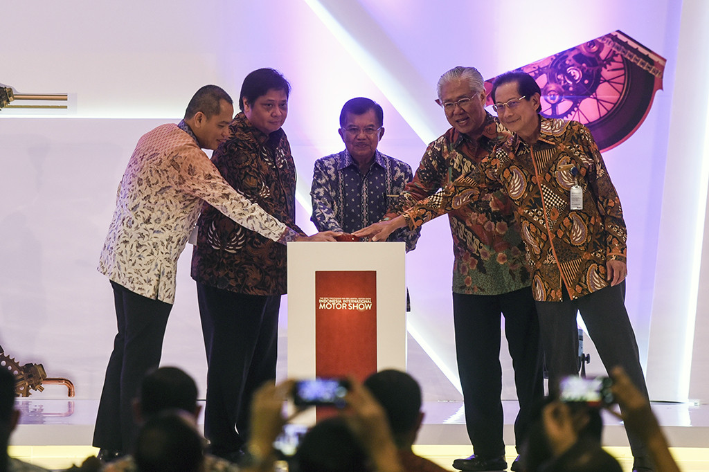Selain itu, pembukaan IIMS ini dihadiri Menteri Perindustrian Airlangga Hartarto (kedua kiri), Menteri Perdagangan Enggartiasto Lukita (kedua kanan), Komisaris Utama Dyandra Promosindo Lilik Oetama (kiri), dan Presiden Direktur Bank BCA Jahja Setiaatmadja.