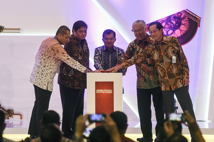 Selain itu, pembukaan IIMS ini dihadiri Menteri Perindustrian Airlangga Hartarto (kedua kiri), Menteri Perdagangan Enggartiasto Lukita (kedua kanan), Komisaris Utama Dyandra Promosindo Lilik Oetama (kiri), dan Presiden Direktur Bank BCA Jahja Setiaatmadja.