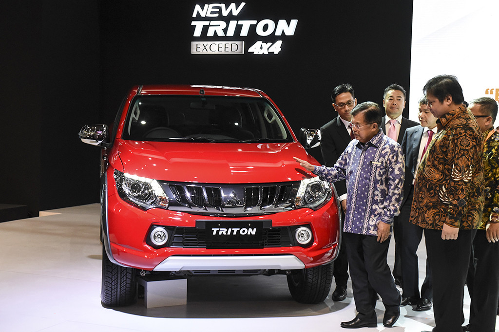 Wakil Presiden Jusuf Kalla (kedua kanan) didampingi Menteri Perindustrian Airlangga Hartarto (kanan) mengunjungi stan Mitsubishi pada pembukaan Indonesia International Motor Show (IIMS) 2017 di JiExpo Kemayoran, Jakarta.