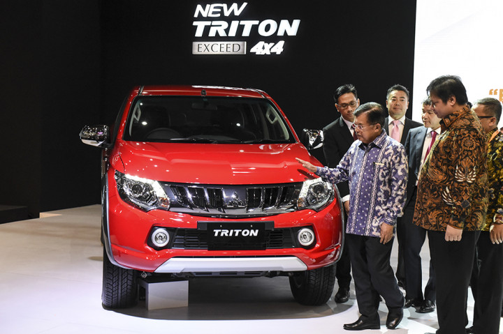 Wakil Presiden Jusuf Kalla (kedua kanan) didampingi Menteri Perindustrian Airlangga Hartarto (kanan) mengunjungi stan Mitsubishi pada pembukaan Indonesia International Motor Show (IIMS) 2017 di JiExpo Kemayoran, Jakarta.