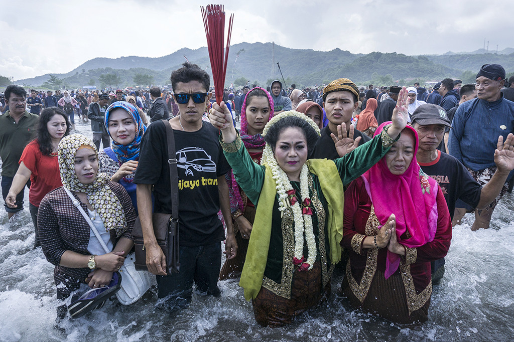 Warga berdoa saat mengikuti acara labuhan Parangkusumo di Pantai Parang Kusumo, Bantul, DI Yogyakarta.