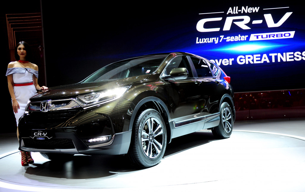 Honda meluncurkan All New CR-V. Generasi baru SUV laris ini sekarang dibekali mesin turbo dan tiga baris bangku untuk menampung tujuh penumpang.  Antara Foto/Zarqoni Maksum