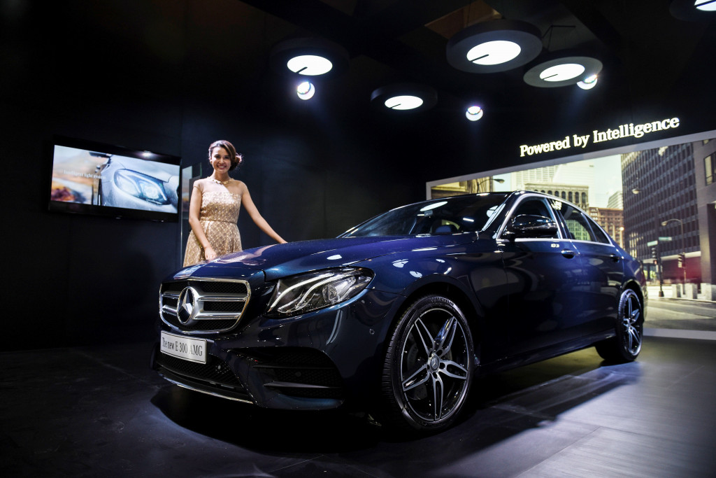 Ada pula Mercedes The New E300 AMG yang mewah dan bertenaga. Sedan berlimpah fitur canggih ini dirakit di Wanahherang Kab. Bogor, dan ditujukan untuk ekspor. Antara Foto/Zarqoni Maksum