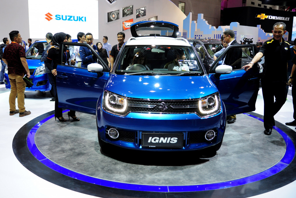 Suzuki menawarkan Ignis yang disebutnya sebagai urban SUV. Berkat kerjasama dangan RI-India, Ignis didatangkan utuh dari India ini harganya jualnya cukup terjangkau.  Antara Foto/Zarqoni Maksum