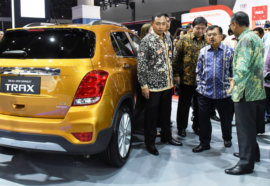 Usai membuka resmi pameran, Wapres Jusuf Kalla mampir ke beberapa booth peserta pameran. Di dalam pidatonya JK ingatkan industri otomotis nasional memperbanyak produk green-car dan serius menggarap pasar ekspor. Antara Foto/Hafidz Mubarak