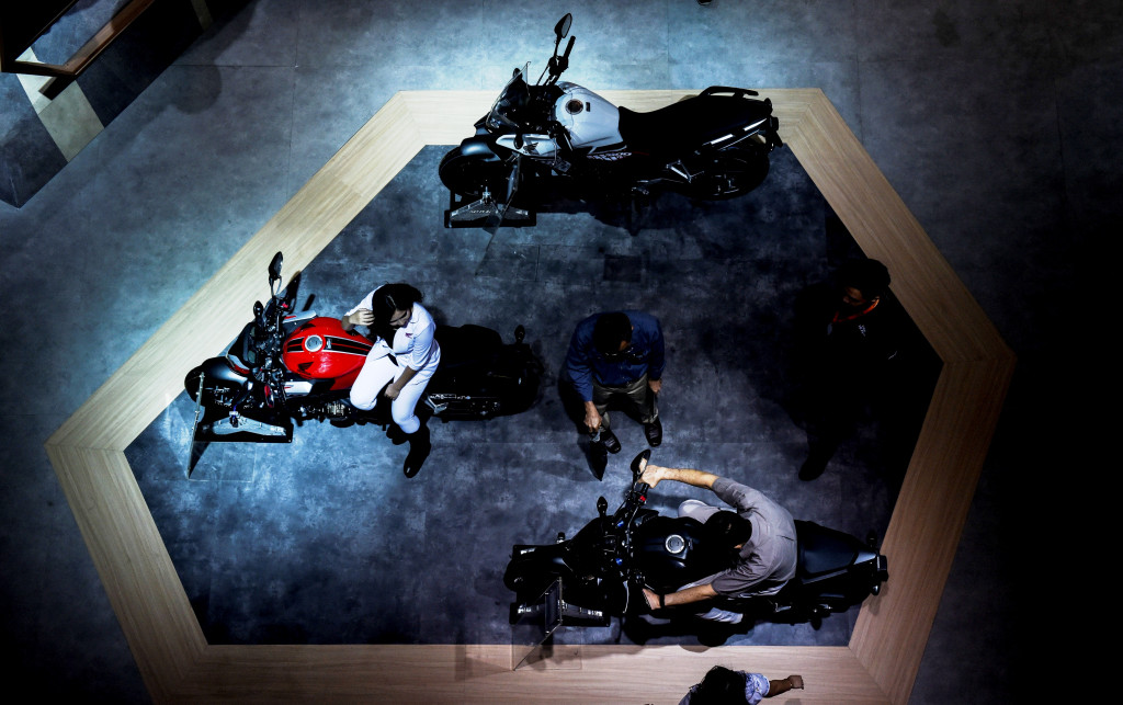 Selain mobil, pameran juga menampilan model terbaru sepeda motor. Seiring stabilnya ekonomi nasional, trend sepeda motor kini bergeser ke kapasitas mesin besar dan menengah. Antara Foto/Hafidz Mubarak