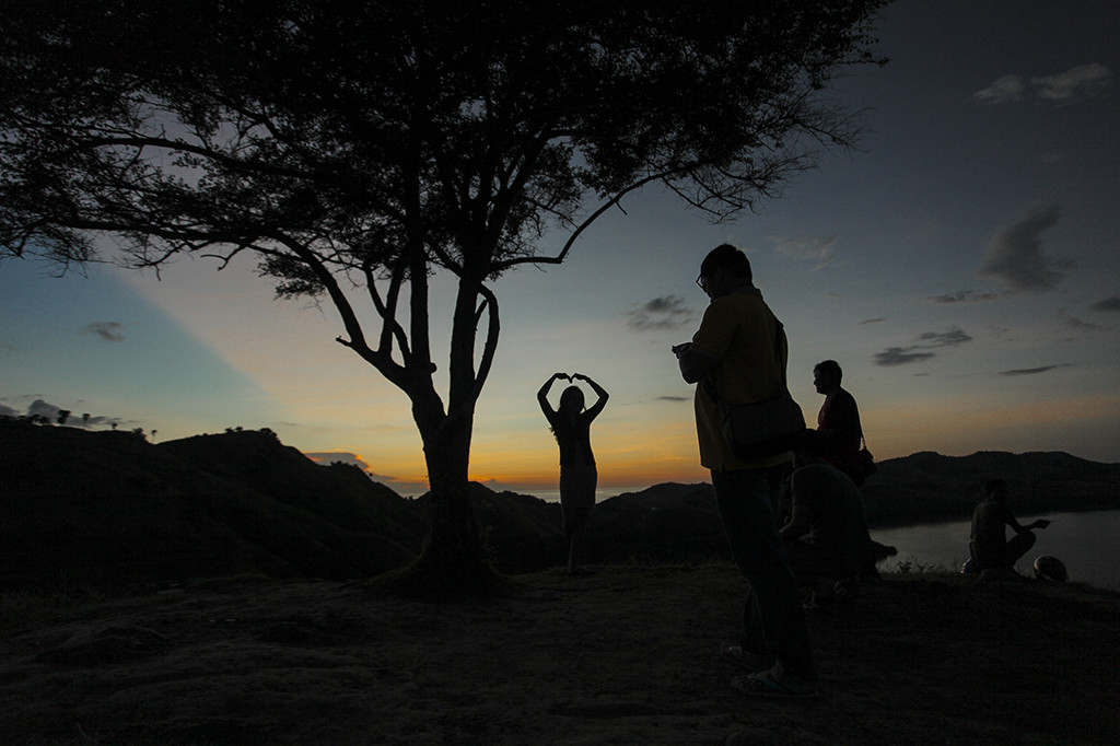 Dari atas bukit, pengunjung dapat menikmati pemandangan matahari tenggelam (sunset).