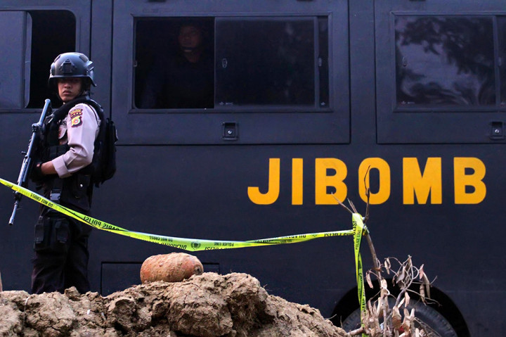 Bom yang diduga bom peninggalan konflik Aceh tersebut diamankan polisi karena membayakan keselamatan warga.
