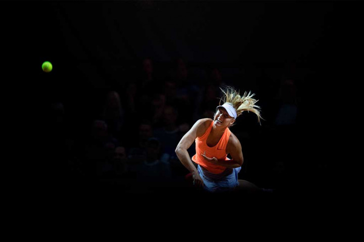Maria Sharapova melancarkan servis ke arah sesama petenis Rusia Ekaterina Makarova di 16 besar Stuttgart Open, Kamis (27/4/2017) waktu setempat. 