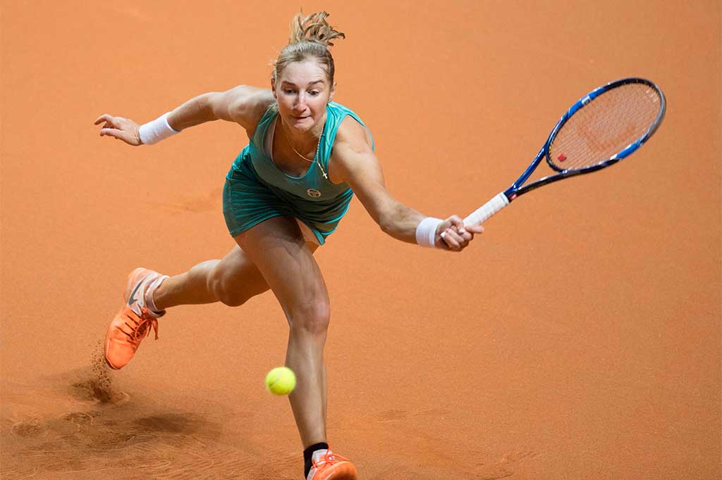 Makarova berusaha mengembalikan bola ke arah Sharapova.