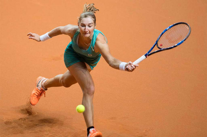 Makarova berusaha mengembalikan bola ke arah Sharapova.