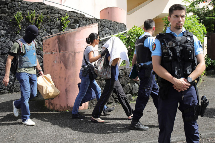 Penembakan tersebut terjadi seminggu setelah seorang perwira polisi tewas di Paris dalam sebuah serangan yang diklaim oleh kelompok Negara Islam (IS).