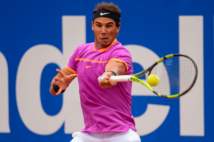 Petenis Spanyol Rafael Nadal melancarkan pukulan forehand keras ke arah petenis Afrika Selatan Kevin Anderson pada laga 16 besar Barcelona Terbuka, Kamis (27/4/2017) waktu setempat.