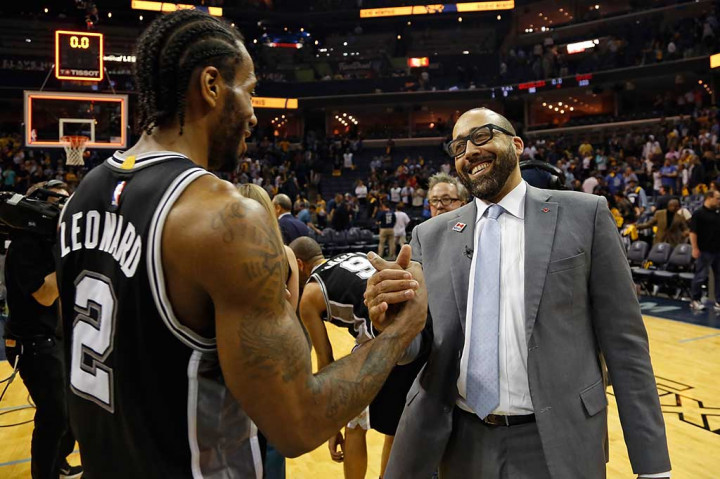 Leonard mendapat ucapan selamat dari pelatih Memphis Grizzlies David Fizdale.