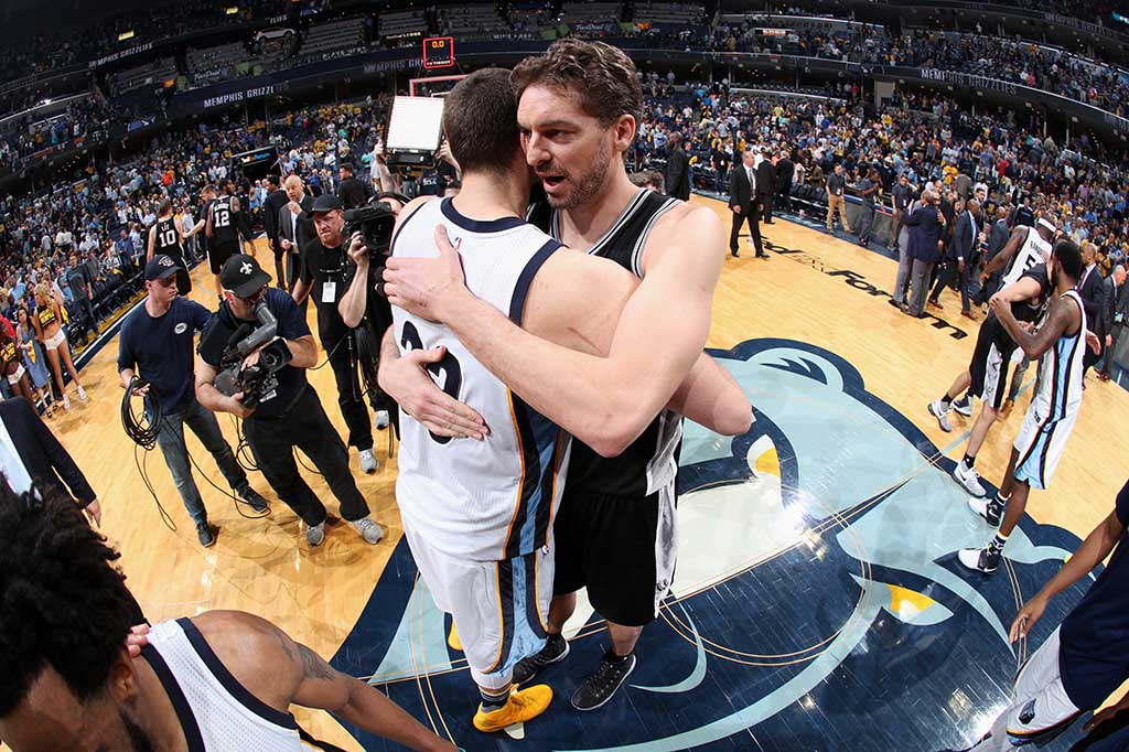 Center Memphis Marc Gasol memeluk kakaknya Pau Gasol yang merupakan center Spurs usai laga berlangsung.
