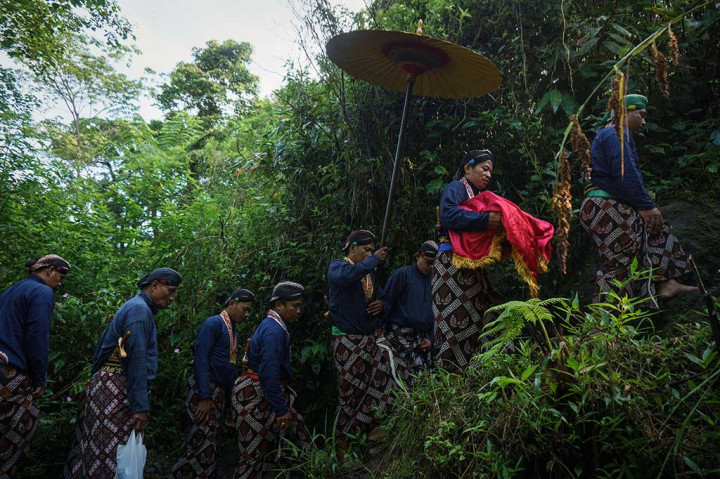 Abdi dalem Keraton Yogyakarta membawa uba rampe menuju Bangsal Srimanganti saat upacara Labuhan Merapi di Taman Nasional Gunung Merapi, Sleman, Yogyakarta, Jumat (28/4/2017).