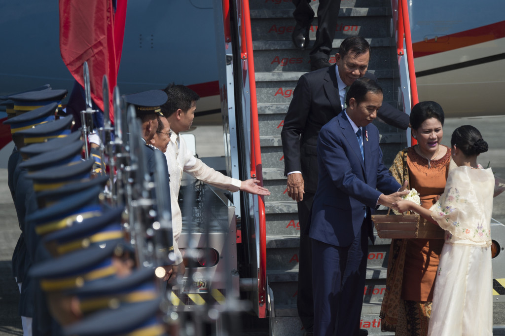 Ketika mendarat di Bandara Jesus Villamor, Manila, Presiden Jokowi dan Ibu Iriana disambutMenteri Pertanian Filipina Emmanuel Pinol, Duta Besar Filipina untuk Indonesia Maria Lumen B. Isleta dan Walikota Pasay City Antonio Calixto.