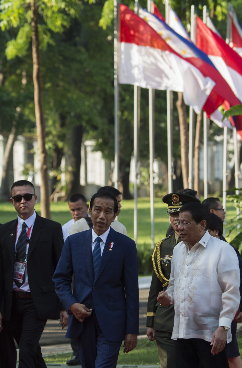 Presiden Jokowi dan Presiden Duterte menuju Istana Malacanang seusai upacara penyambutan kenegaraan. Akan dibuka jalur penyeberangan antara Davao dengan Bitung.

