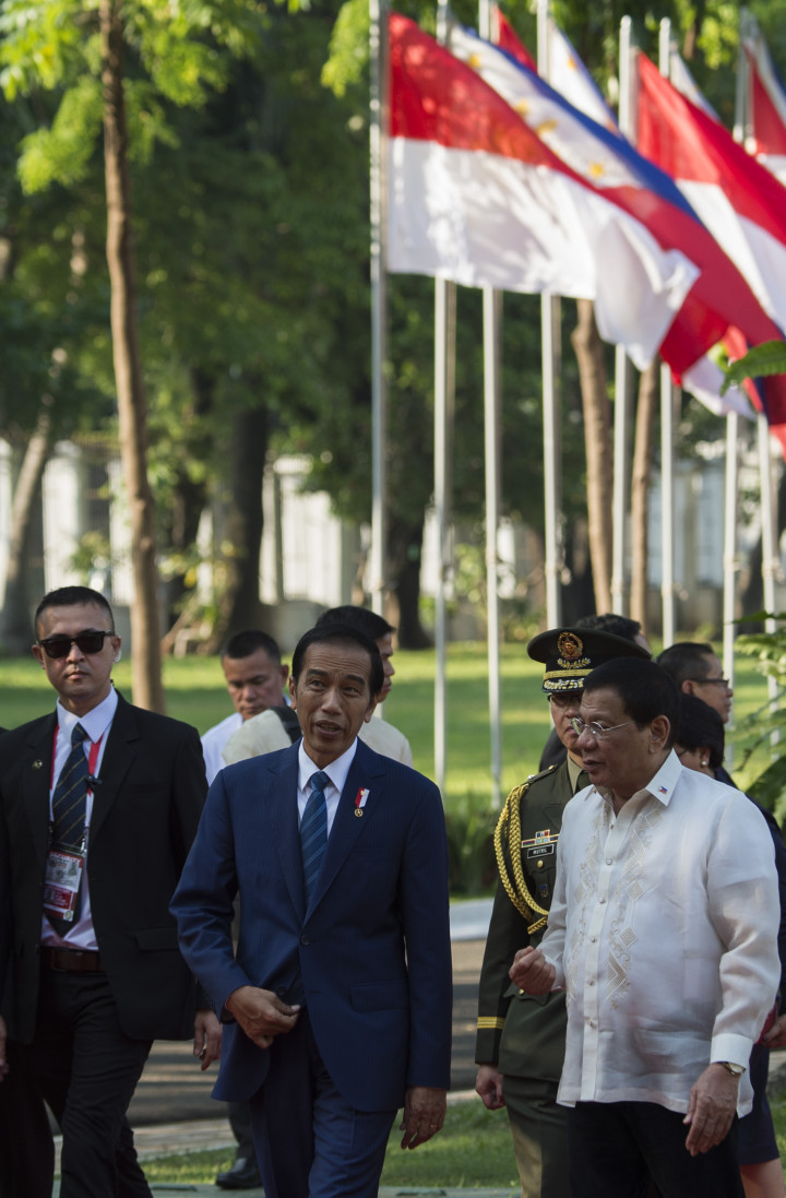 Presiden Jokowi dan Presiden Duterte menuju Istana Malacanang seusai upacara penyambutan kenegaraan. Akan dibuka jalur penyeberangan antara Davao dengan Bitung.

