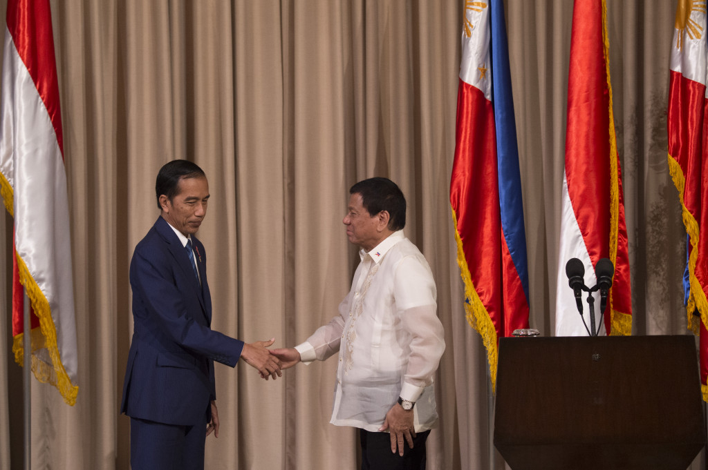 Presiden Joko Widodo dan Presiden Rodrigo Duterte berjabat tangan usai menyampaikan keterangan bersama tentang hasil pertemuan bilateral delegasi dua negara.