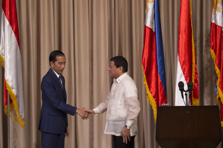 Presiden Joko Widodo dan Presiden Rodrigo Duterte berjabat tangan usai menyampaikan keterangan bersama tentang hasil pertemuan bilateral delegasi dua negara.